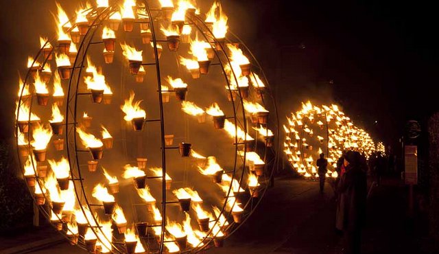 Photo Cie Carabosse http://ciecarabosse.fr/fr/creations-en-tournee/installation-de-feu/
